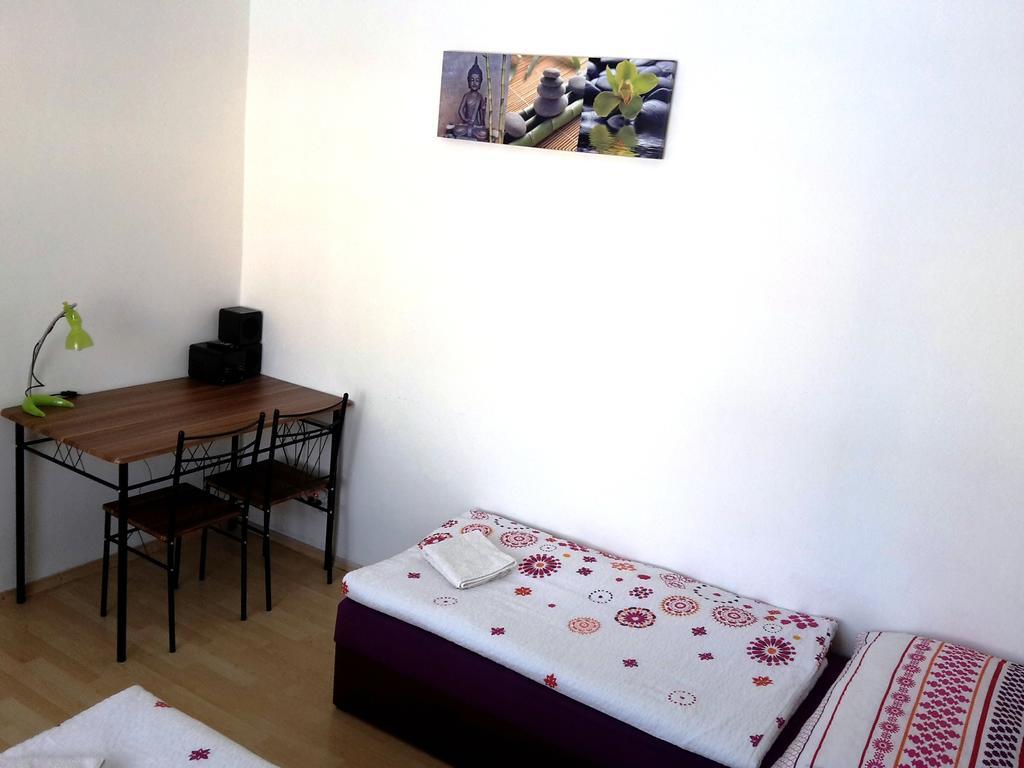 Apartman Bystrica City & Parking Apartment บันสกาบิสตรีตซา ภายนอก รูปภาพ