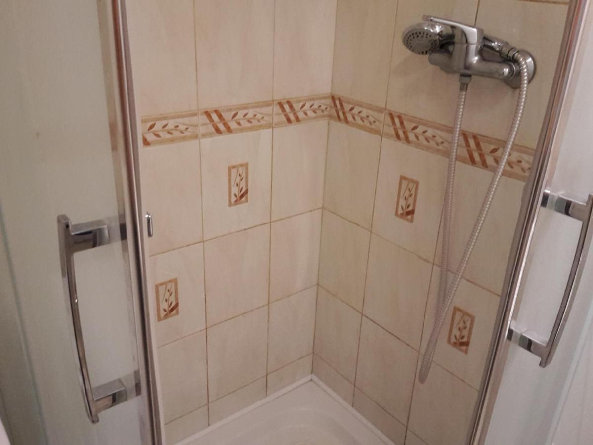 Apartman Bystrica City & Parking บันสกาบิสตรีตซา ภายนอก รูปภาพ